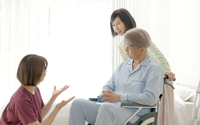 介護士がアドバイスしている様子